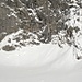 Rechts der Bildmitte beim grössten Schneekegel befindet sich die Stufe. Man kann von hier gut erahnen, dass man sobald die Skis von den Füssen weg sind, bauchtief einsinken wird (alles lose, keine Unterlage).