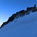 Bald erreichen wir die Gipfelfelsen, wo wir die markante Einschartung zwischen Hauptgipfel und Madonnengipfel ansteuern