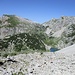 Rückblick vom Hochgschirr. Die Hauptwanderroute verläuft mittig im Schlunggraben.