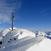 Die letzten Meter zum Gipfelkreuz auf dem Riedchopf, wo sich der Schnee zu meterhohen Wächten auftürmt
