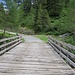 Mit Brücke und Barriere