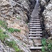 Das Chemmi wird mittels dieser Treppe überwunden. Oben folgt noch eine kurze Gitterrost-Stahltreppe mit schmaler Lauffläche für Hunde oder ein kettengesicherter Ausstieg durch einen Felsspalt.