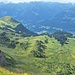 Blick auf das weitläufige Alpgelände 