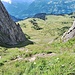 Jetzt liegt die ganze Route in der Sonne. Schwer ist der Abstieg nicht, über die Schrofen hinweg ist aber Trittsicherheit von Vorteil. 