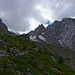 Sciora-Hütte vor dem Pizzo Cengalo mit dem gut sichtbaren Abbruch