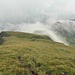Auf einem herrlich breiten Rücken schreitet man zum Rifugio.