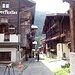 Der neue Zugang zur Bietschhornhütte beginnt mit dem Gang durch die wunderschönen Gassen von Kippel. In der Dorfkeller-Beiz werden wir am Folgetag die intensive Tour abschliessen.