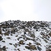 Im Gipfelbereich hat es dann doch noch etwas Schnee drin. Die Konsistenz ist aber gerade perfekt, um darin ein paar Tritte zu stampfen.