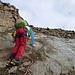 Als sicherste Route für den Ausstieg zum Grat wählt unser Tourenleiter, nach einigem erfolglosen Herumscharren im Schutt, diese Trittarme Platte. Mit einem Friend bringt er eine Zwischensicherung an.
