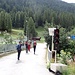 Da der Bergsturz einen See aufgestaut hat, der möglicherweise unkontrolliert abfliessen kann, ist das ganze Gebiet in der Nähe der Lonza durch Hochwasser gefährdet. Sämtliche Übergänge waren bisher gesperrt. Seit Samstag 26.7. ist die Brücke bei Kippel wieder begehbar; eine Ampel kann jedoch jederzeit auf rot geschaltet werden, falls eine unmittelbare Gefahr besteht. Wenn die Ampel wie hier ausgeschaltet ist, ist die Passage erlaubt. Sinnvollerweise wurde die Ampel zudem am Folgetag etwas weiter weg vom Fluss gezügelt, da sonst die Ampel selbst schon im Gefahrenbereich stünde.