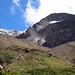 Nicht nur am kleinen Nesthorn bröckelt es... Während der Traverse des Tännerra-Tals rumpelt und stäubt es plötzlich ganz ordentlich in der Flanke des Schwarzhorns über uns...