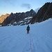 Vom Bietschjoch steigen wir rund 200 Höhenmeter auf dem Bietschgletscher ab. Unser Ziel ist in Sicht.