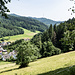 ... ein Hinaufblick ins Hauserbachtal tun sich auf. Über die beiden Berge hinten geht es später retour.