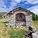 <b>Anche la cappella votiva, in muratura a vista, versa in pessime condizioni. Un vero peccato: la bellezza della radura, adagiata su una dolce dorsale panoramica, meriterebbe un recupero completo.</b>