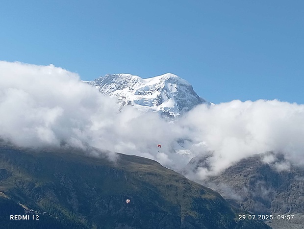 Das Breithorn befreit sich langsam von Wolken.