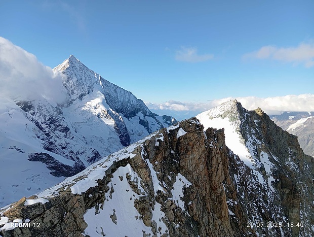 Blick vom Westgipfel des Ober Äschhorns: rechts hinten Hauptgipfel, links davor die etwas niedrigere Erhebung am Grat des Westgipfels 