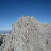 Vom Gipfel ist ein höherer Gratkopf, die nördliche Großkarspitze und der Wörner zu sehen. Nur ein Gipfelbuch bestätigt einem das Erreichen des Zieles.