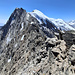 Der vergleichsweise einfache Gratabschnitt zwischen der Lücke und Ross (oben links, daneben P. 3828). In der Mitte der Gipfel, rechts die Firnkuppe von P. 3810 Richtung Trifthorn, dahinter der Monte Rosa
