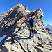 Ankunft auf dem Lagginjoch, wo sich eine italienische Gruppe für den S-Grat bereit macht. Hinten rechts u.a. Wasenhorn, Breithorn und Monte Leone
