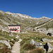 Prächtig gelegen auch die Almagelleralp mit einem etwas kürzeren Zustieg: dahinter am Horizont von links Portjenhorn, Pizzo d'Andolla und Mittelrück