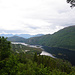 Im Aufstieg, Blick zurück auf den See Brusdalsvatnet. Hier führt die stark befahrene E39 vorbei.
