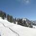 Ideales Skitourengelände auch bei grosser Lawinengefahr. Im Hintergrund Bergstation Spirstock (Skigebiet Hoch Ybrig)
