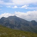 Der Piz Curvér 2971 m, mit seinem Vorgipfel rechts Curvér Pintg da Neaza 2720 m