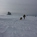 Eisiger Sturm empfängt uns auf der Hochfläche und nach dem Besuch des Gipfelkreuzes schauen wir, dass wir so schnell wie möglich zurück in "wärmere-windstillere" Gebiete kommen