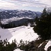 Tiefblick auf die Aufstiegsspur - vom Schatten links quer über das Schneefeld