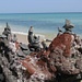 kunstvolle Steinmännchen gibt es auch am Meer