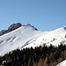 <b>Le due cime che desidero raggiungere sono lì a portata di mano. I loro versanti orientali sono ricamati di splendide serpentine disegnate da sciatori e snowboarder</b>. 
