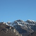 <b>Ultimo sguardo alla cima raggiunta oggi, il Sasso Bianco (1645 m), visto da occidente, scendendo da Arogno</b>.
