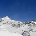 Getrübter Blick zum Ochsehorn: Der Wind fegt die Schneekristalle über den Bergkamm