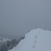berauschender Blick vom Gipfel in die voralpine Hügellandschaft. Ganz zuhinterst sieht man sogar den Kühlturm Gösgens mit seines charakteristischen Wolke.