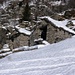Am Abstieg vom Rifugio Alpe Costa - die Ställe trotzen dem Schnee