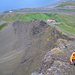 Tiefblick ins mustergültige Kar des Kirkjubolsfjall und auf einen der unzähligen Flugplätze Islands