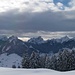 Blick von der Alp "Ahorn": Die Wolkenschicht hat sich etwas angehoben und die Bergspitzen sind nicht mehr verdeckt: Gulmen, Goggeien, Mattstock, Speer und Speermürli.