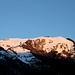 <b>Come spesso ci è capitato (siamo assidui frequentatori della valle) assistiamo alla levata del sole sul Monte Generoso: la neve si tinge di un caldissimo rosa, che addolcisce la severità della montagna</b>.