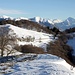 <b>Alpe Bonello (1100 m) e Passo Bonello (1108 m).<br />Oggi lo sguardo si spinge fino al Piz Bernina (4049 m) e alla Crast'Agüzza (3854 m)</b>.