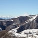 <b>In primo piano la cresta del Colmine, che abbiamo percorso in salita; sullo sfondo si distingue il Corno Bianco (3320 m) in alta Valsesia, nelle Alpi Pennine e il Mont Néry in Valle d'Aosta.</b>