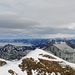 Blick vom höchsten Punkt des Schäflers über das (geschlossene) Berggasthaus in die Allgäuer Alpen und den Nebel über dem Bodensee