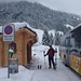 Die Busstation Weglosen (1035m) bei der Hoch Ybrig Bahn. Mit dem Schnee konnten wir gleich beim Wartehäuschen loslaufen, besser geht's nicht mehr!