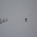 David zieht seine Spur in Schnee auf dem Weg zur Lehhütte.