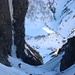 Abfahrt im Couloir - an den Steilwänden hängen riesige Eiszapfen