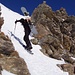 Letzte Meter zum <strong>Beverin Pintg</strong> (2587 m); auf dem Bild ist die skitechnisch anspruchsvollste Stelle des Aufstiegs zu sehen, eine kurze &quot;Rinne&quot;, durch die mit den Skiern Schritt f&uuml;r Schritt&nbsp;&quot;hinaufgetr&auml;ppelt&quot; wird.