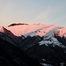 <b>Sono le ore 8:08; anche oggi non ci perdiamo lo spettacolo della levata del sole sul Monte Generoso. Per alcuni minuti la neve del Generoso si tinge di un rosa sempre più intenso, per poi ritornare in poco tempo bianca</b>.