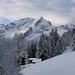 Über den verschneiten Matten des Eckbauer-Gebietes erheben sich die Alpspitze (links daneben Hochblassen und Hoher Gaif) und - zurückgesetzt - die Zugspitze.