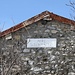<b>All’Alpe di Carate (1240 m) ci riposiamo al tepore del sole. Una scritta sul muro di un edificio contraddice il toponimo riportato dalle cartine: “Alpe San Bernardo”</b>.