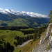 Superschöner Blick runter zur Alp Fros und hinüber zu den frisch überzuckerten Churfirsten.