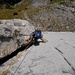 Kathrin im Nachstieg in der 1. SL (6a+). Hier sieht man gut wie glatt die Platte ist. Darin, einige Meter neben der Langstrasse, verläuft die Startlänge von Meridian (7c). Das wäre sicher eine Herausforderung.